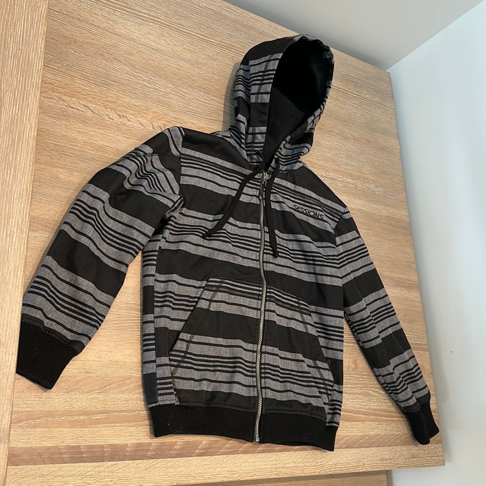Sessions soft shell waterproof men’s XS jacket. Would fit a teenager size 12-14.